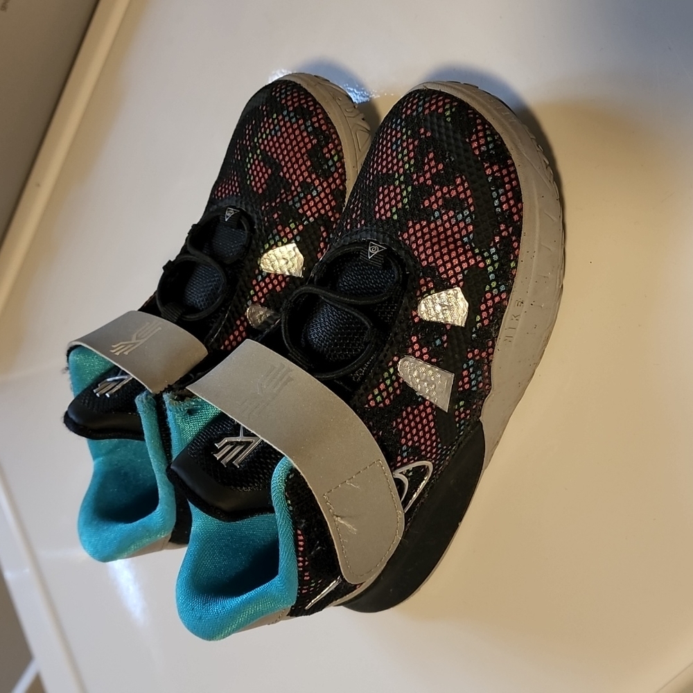 Kids Nike Kyrie size 10c